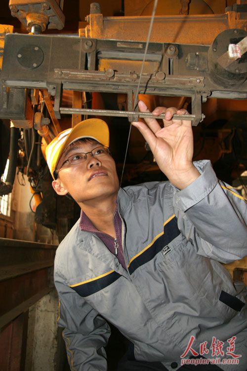 济南工务机械段精检细修大型养路设备 - 工务段
