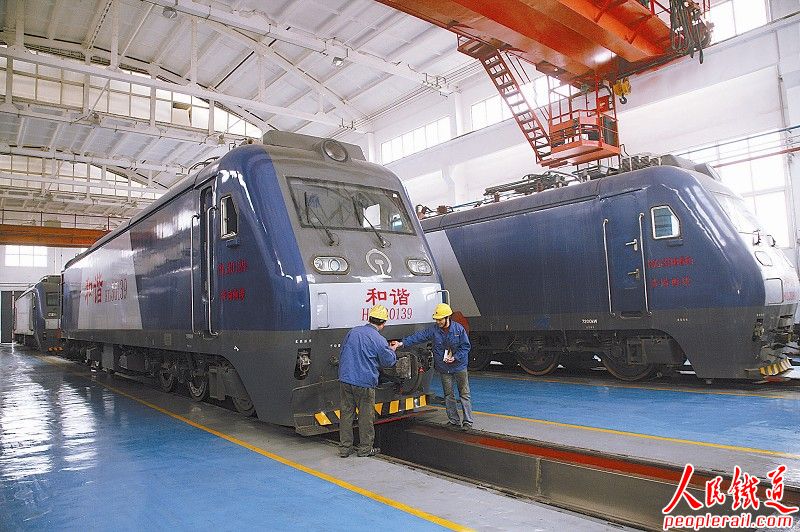 济南西机务段职工正在检查车钩状态 - 济南铁路