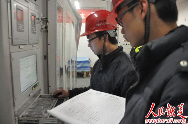 中铁电化局西安地铁二号线接触网送电