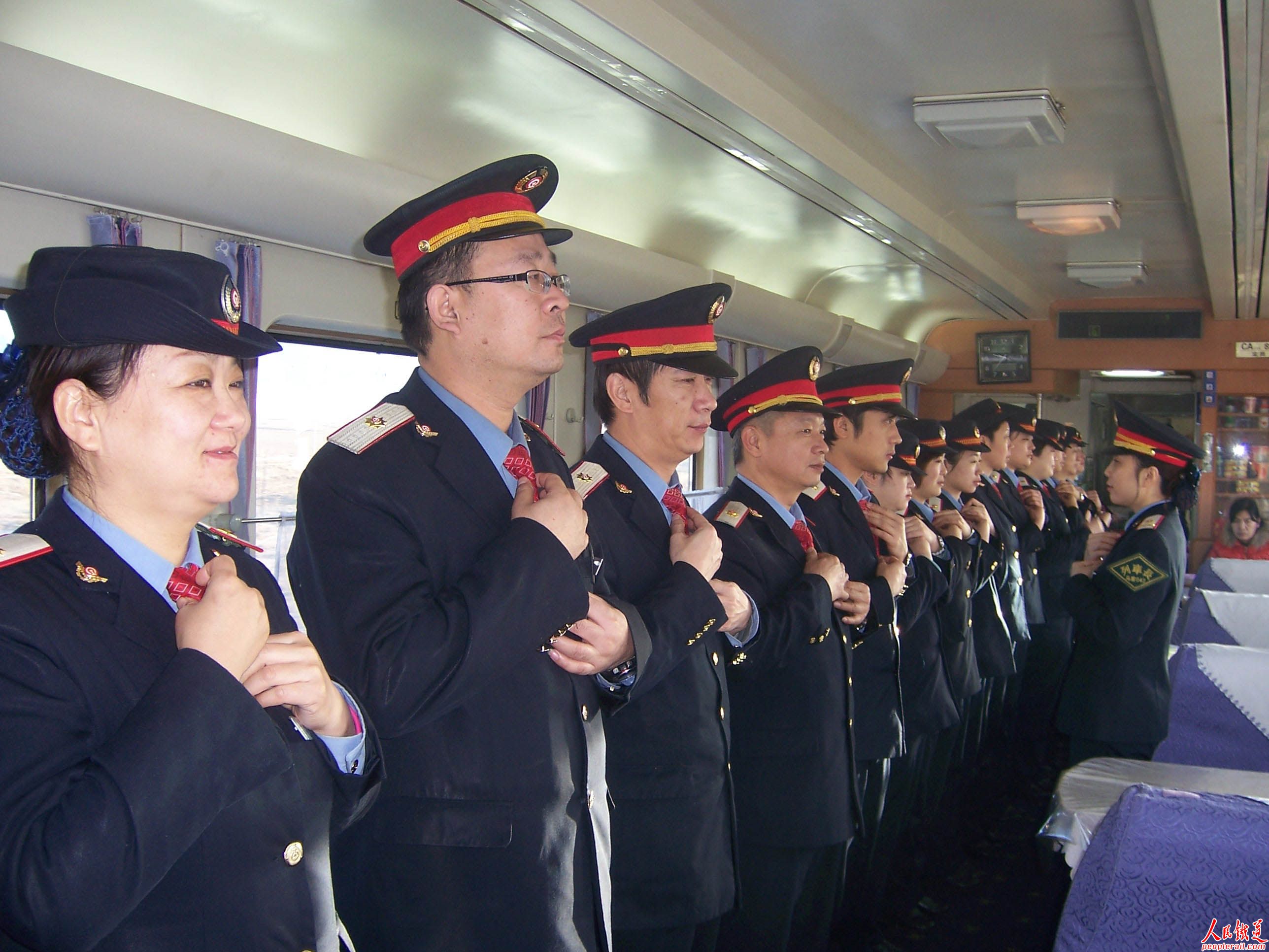 乌鲁木齐客运段上海九组:为旅客提供优质服务