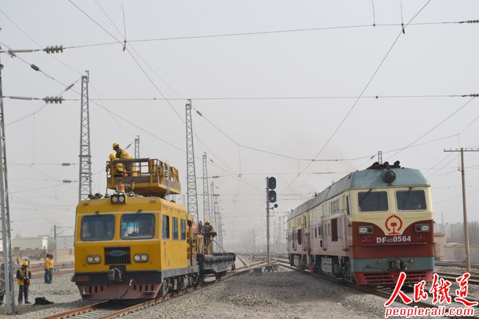 南疆铁路吐库二线掀起接触网架线施工高潮