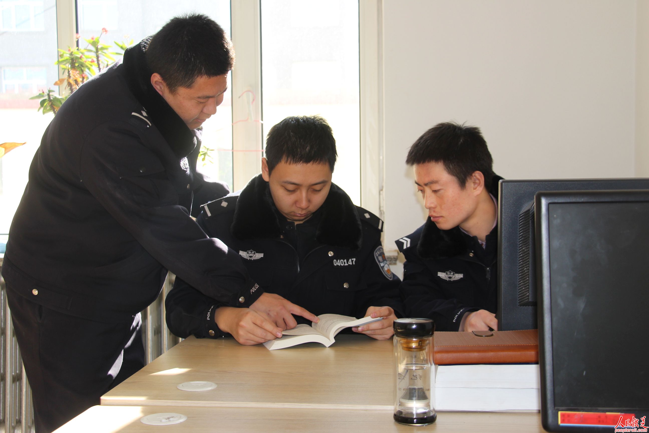 锡林铁警组织新民警开展基本级执法资格模拟考