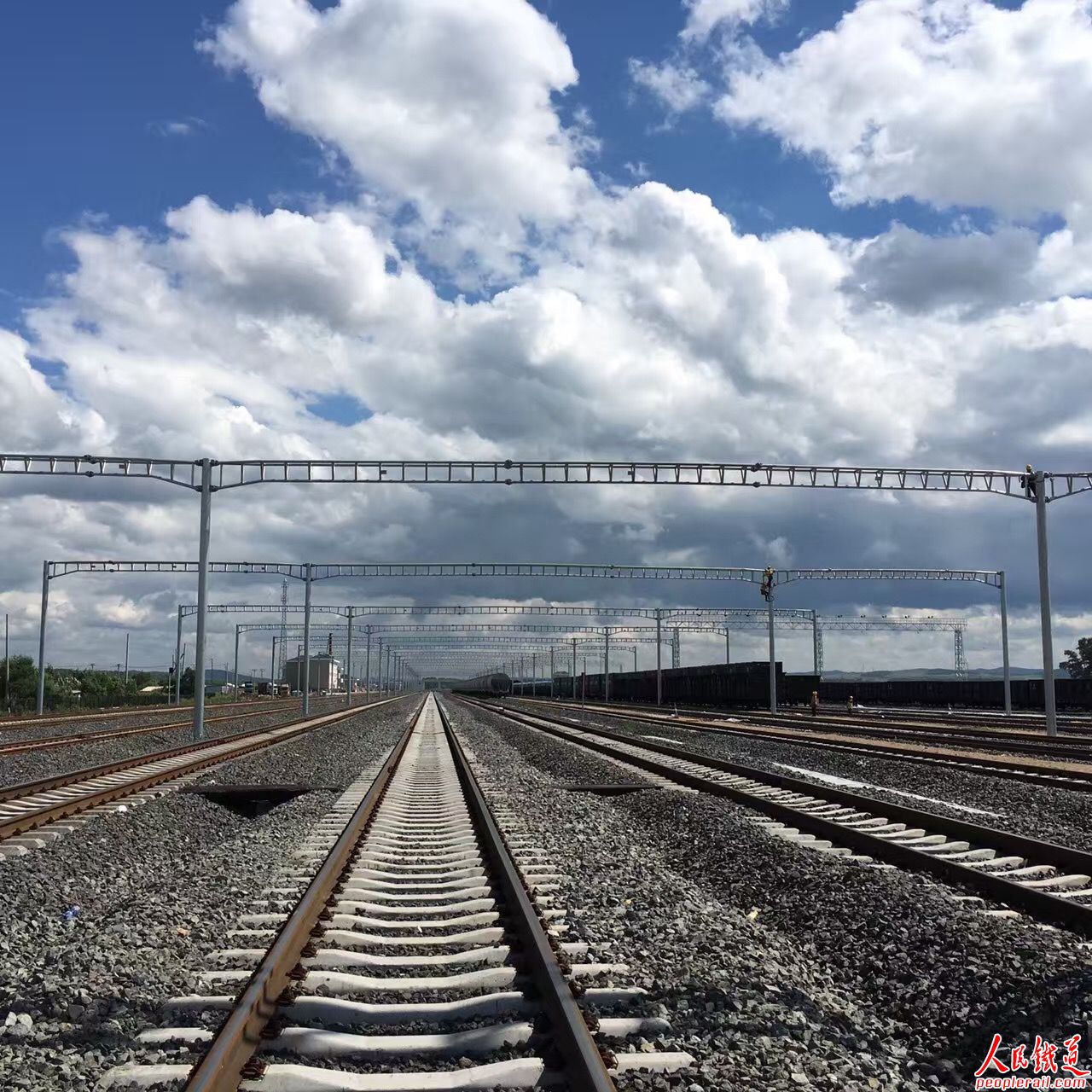 哈佳铁路东佳木斯站硬横梁架设全部完成 - 工程