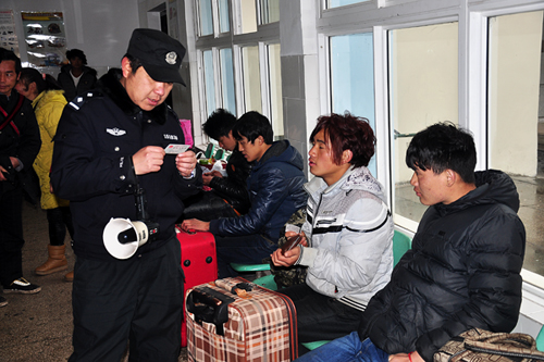 小雨谷站的货物列车进行细致检查余新跃巡查线路安全余新跃在小雨谷站