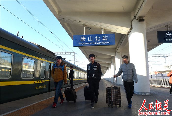 唐山北站站内大扫除,迎接新春的到来动车组徐徐进站青年志愿者帮旅客