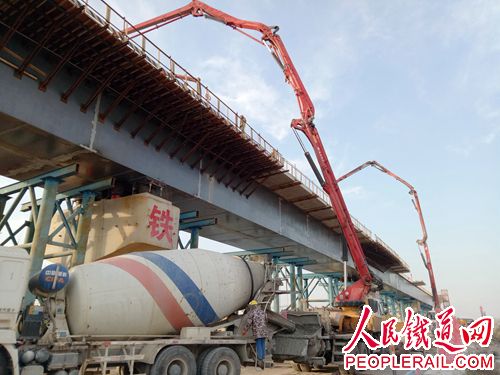 国内首座高铁钢混连续结合梁首组现浇桥面板浇筑完成 